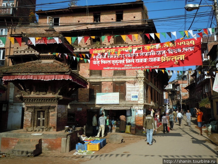 Первая площадь Бхактапура (первая на пути от входа в сторону Дворцовой площади). Бхактапур, Непал