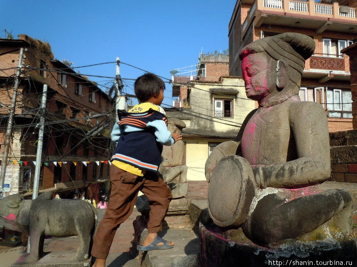 Мальчик на ступенях храма Бхактапур, Непал