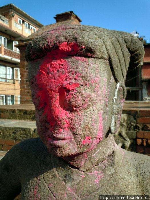 Лицо в краске — значит, индуисты ценят и поклоняются Бхактапур, Непал