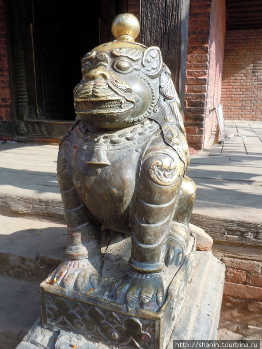 Бронзовая обезьяна у входа в храм Бхактапур, Непал