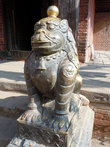 Бронзовая обезьяна у входа в храм