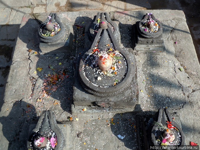Жертвенник для поклонения индуистскому богу Шива Бхактапур, Непал