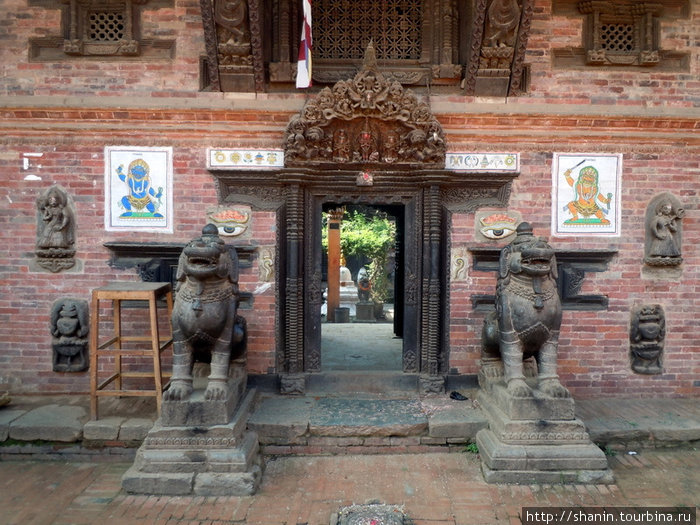 Вход в дом с храмом во дворе Бхактапур, Непал