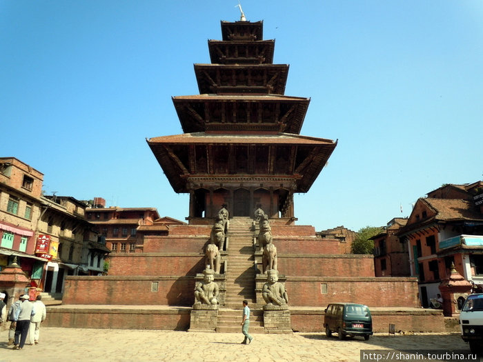 Храм Ньятапола — самый высокий храм Непала. Имя тантрической богини, которой он посвящен, никому не известно Бхактапур, Непал