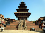 Храм Ньятапола — самый высокий храм Непала. Имя тантрической богини, которой он посвящен, никому не известно