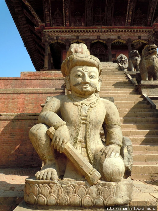 У входа в храм Ньятапола Бхактапур, Непал