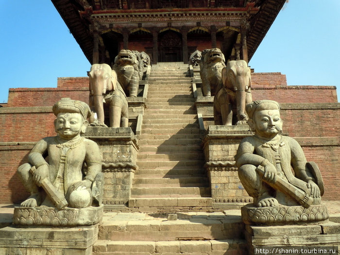 Лестница храма Ньятапола Бхактапур, Непал