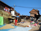 Сельские хлопоты горожан в Бхактапуре