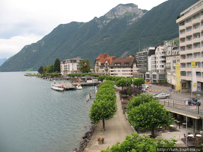 Город на берегу Фирвальдштетского озера Бруннен, Швейцария