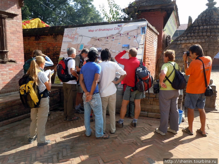 Туристы у схемы площади Дурбар в Бхактапуре Бхактапур, Непал
