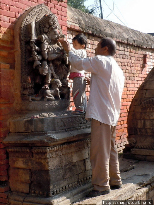 Обучение правильному поклонению маленького индуиста Бхактапур, Непал