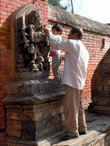 Обучение правильному поклонению маленького индуиста