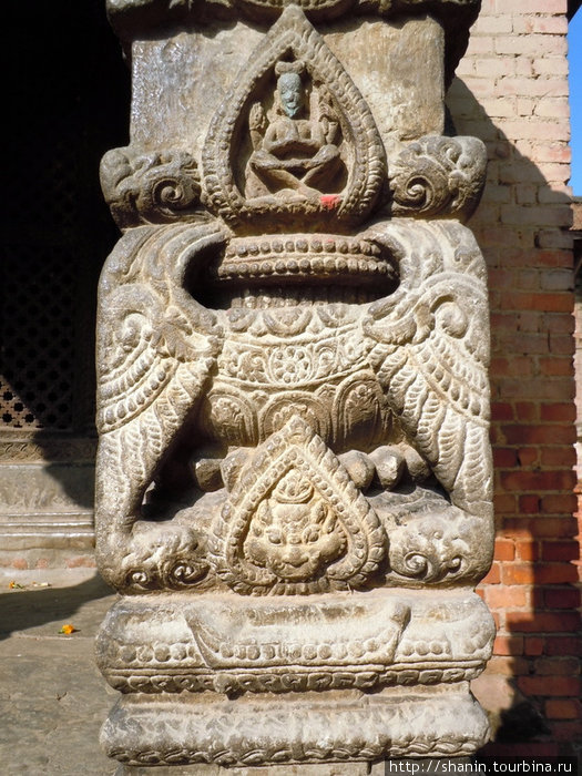 Художественная резьба по дереву — на колонне храма Бхактапур, Непал