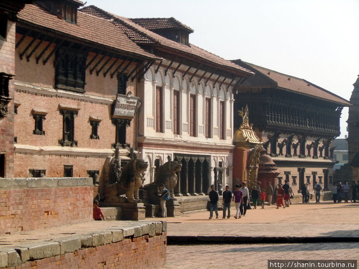 Национальная художественная галерея и Королевский дворец на площади Дурбар в Бхактапуре Бхактапур, Непал