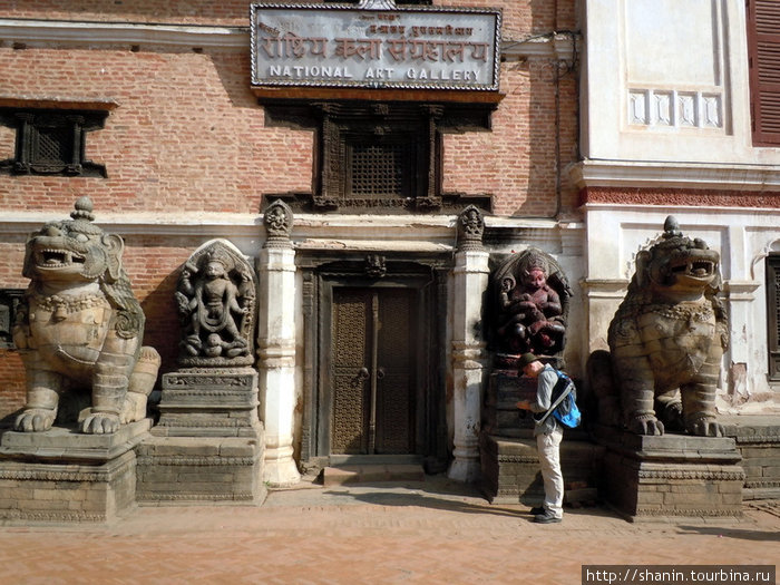 Вход в Национальную художественную галерею Бхактапур, Непал