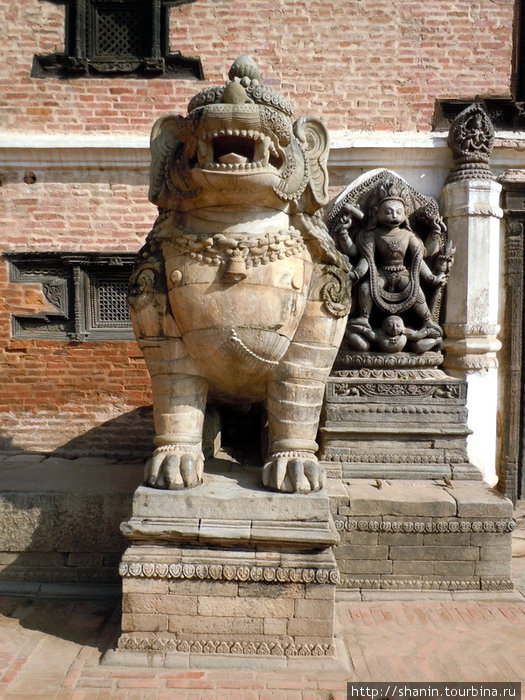 Лев у входа Бхактапур, Непал