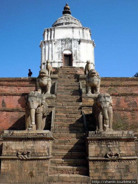 Лестница к белому храму Бхактапур, Непал