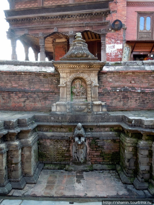 Источник воды на площади Дурбар в Бхактапуре Бхактапур, Непал