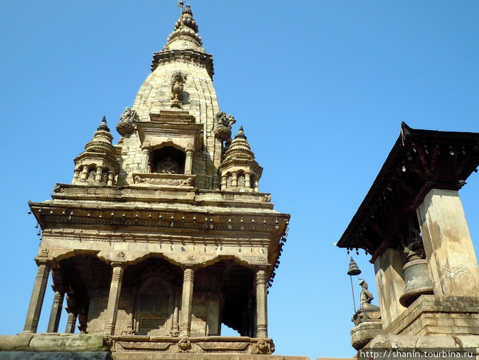 Индуистский храм и колокол Бхактапур, Непал