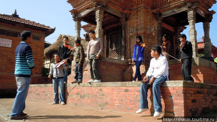 Музыканты у входа в храм Бхактапур, Непал