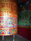 Молитвенный барабан в монастыре Намче Базар.
