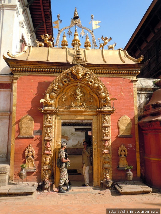 Золотые ворота — вход на территорид дворца 55 окон Бхактапур, Непал