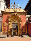 Золотые ворота — вход на территорид дворца 55 окон