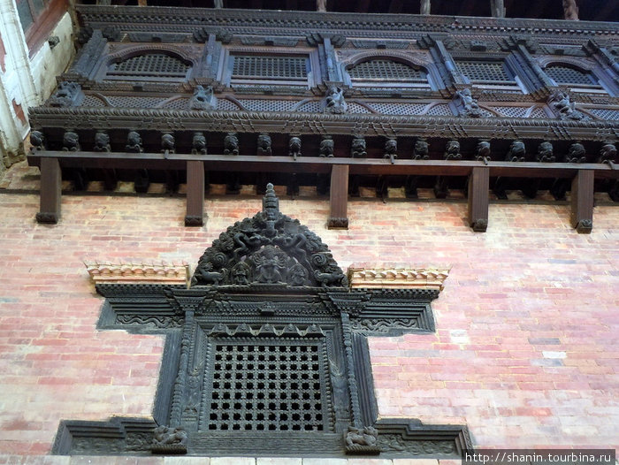Окно во внутреннем дворе Бхактапур, Непал