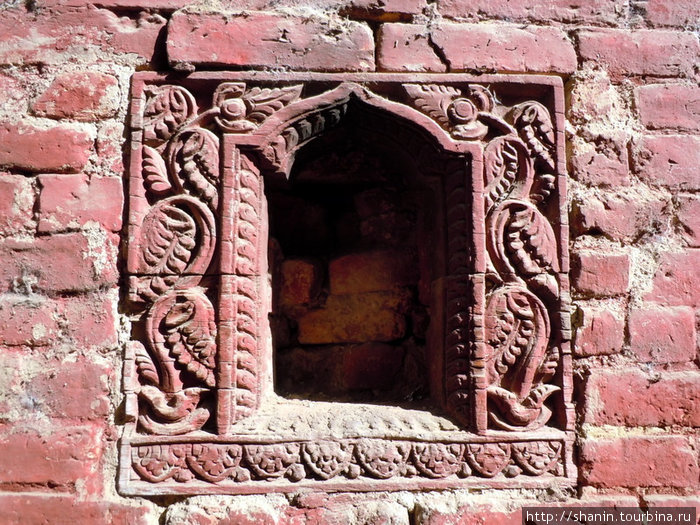 Ниша в кирпичной стене Бхактапур, Непал