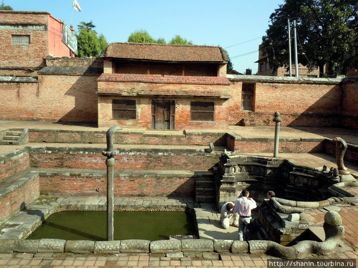 Бассейн в третьем внутреннем дворе Бхактапур, Непал