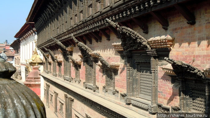 Фасад дворца 55 окон, который выходит на площадь Дурбар Бхактапур, Непал
