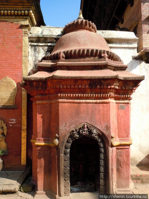Святилище у Золотых ворот Бхактапур, Непал