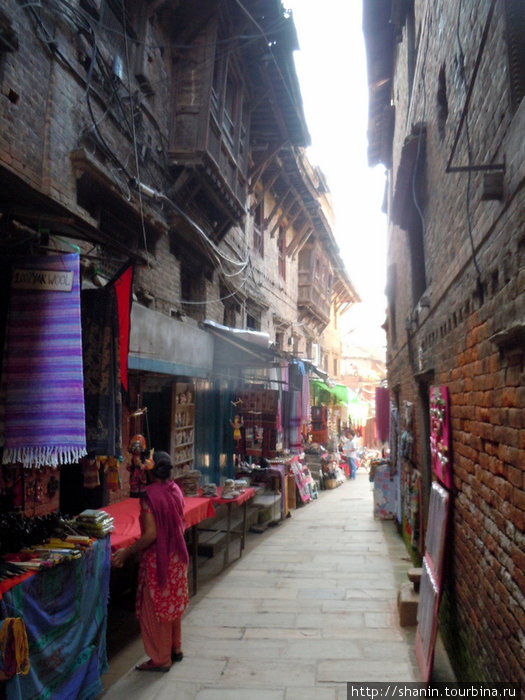 Узкая улочка ведет с площади Дурбар на площадь горшечников Бхактапур, Непал