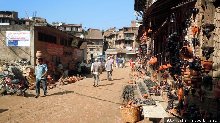 Длинный ряд сувненирных магазинов на площади горшечников Бхактапур, Непал