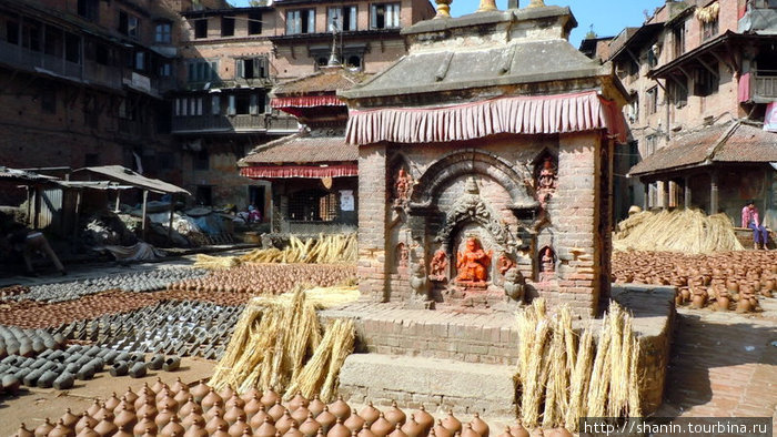 Храм посреди площади горшечников Бхактапур, Непал