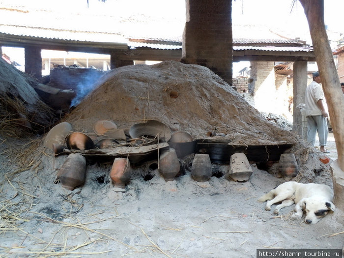 Горшки обжигаются в печи Бхактапур, Непал