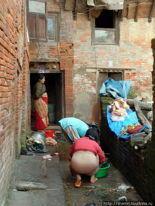 Жизнь на площади горшечников не замирает ни на минуту Бхактапур, Непал