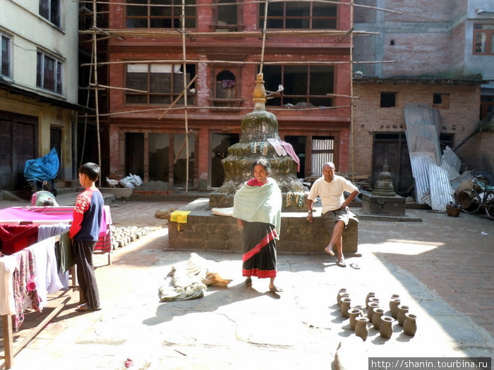 Во внутреннем дворе дома у площадти горшечников Бхактапур, Непал