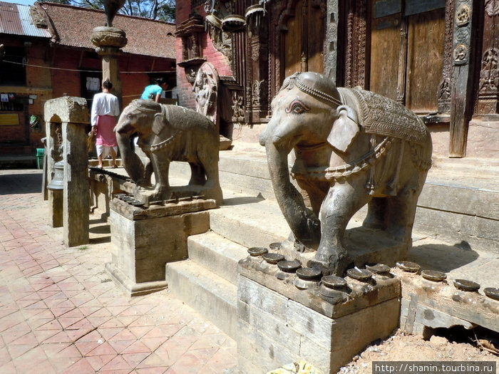 Слоны у входа в храм Вишну Чангу-Нароян, Непал