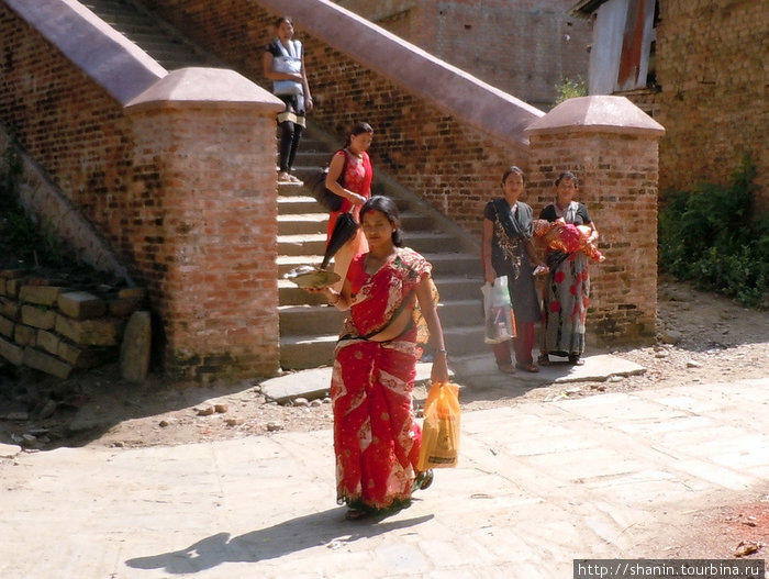 Паломницы после посещения храма Чангу Нараян Чангу-Нароян, Непал
