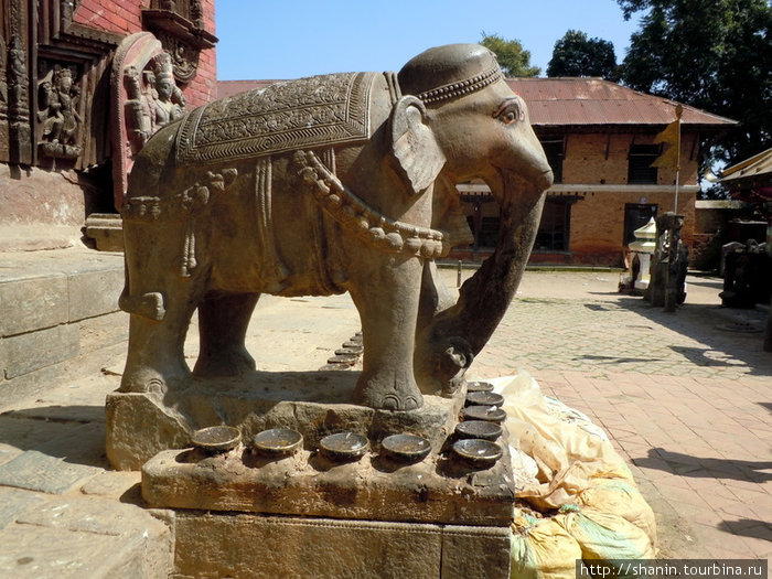 Каменный слон у входа в храм Вишну Чангу-Нароян, Непал