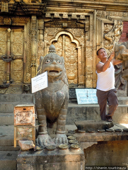 У входа в храм Чангу-Нароян, Непал