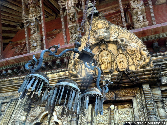 Над входом в храм Вишну