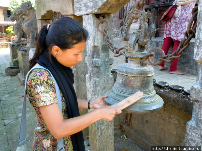 Идет активная уборка в храме Чангу Нараян Чангу-Нароян, Непал