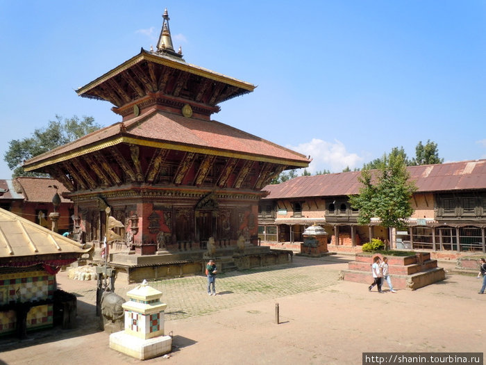 На территории храма Чангу Нараян Чангу-Нароян, Непал