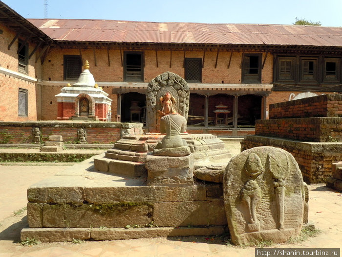 На территории храма Чангу Нараян Чангу-Нароян, Непал