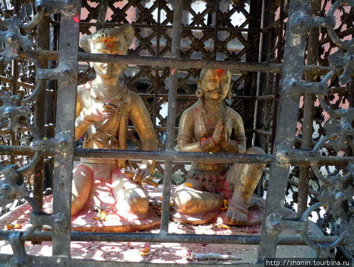 Статуи короля Бхупалендра Малла и его матери