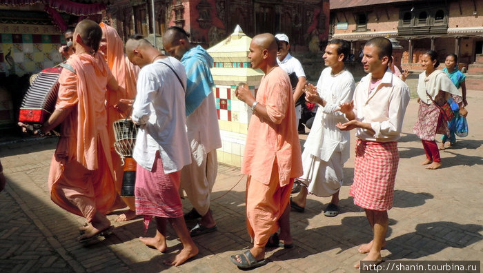 Кришнаиты обходят храм, распевая мантру 