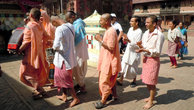 Кришнаиты обходят храм, распевая мантру Харе Кришна