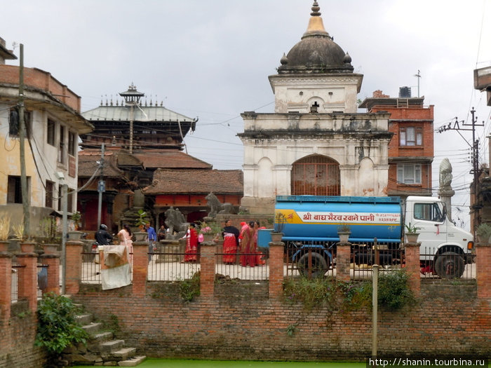 Храм на берегу пруда в центре Киртипура Киртипур, Непал